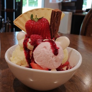 Eton Mess Sundae